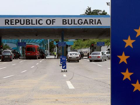 Митничари задържаха над 2 милиона фалшиви украински бандероли 
