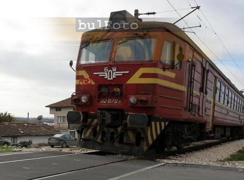 Влак връхлетя върху камион на бариера в Свиленград