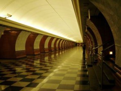 Еврокомисар пътува за среща с българският премиер с метрото