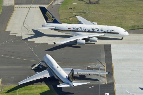 „Еърбъс” А380 се приземи аварийно в Париж 
 