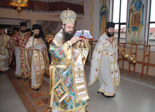 Шeст години молят владика да освети храм