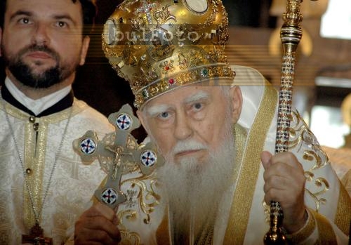 Кмет подарява кристален сервиз на патриарх Максим