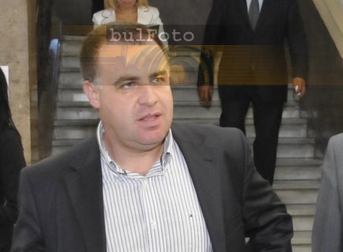 Министър Найденов иска дебат за акциза на алкохола