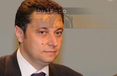 Яне подозира, че Бойко охранява Тагарински