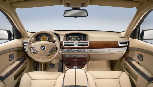Бронирано BMW и яхта запорираха данъчните