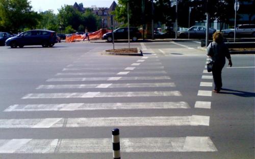 Шофьор блъсна 19-годишна пешеходка в Търново