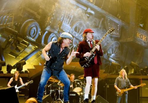 Истина е - AC/DC пристигат!